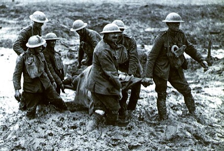 Hulp aan gewonde bij Ieper 1917