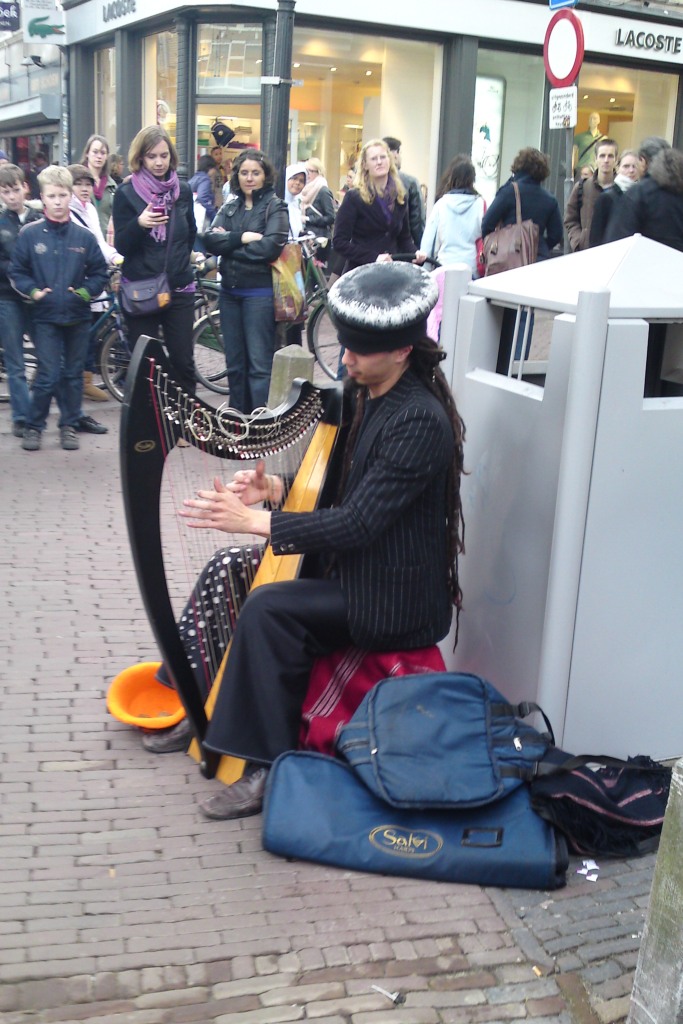 Fraai harpspel zaterdag op straat in Utrecht