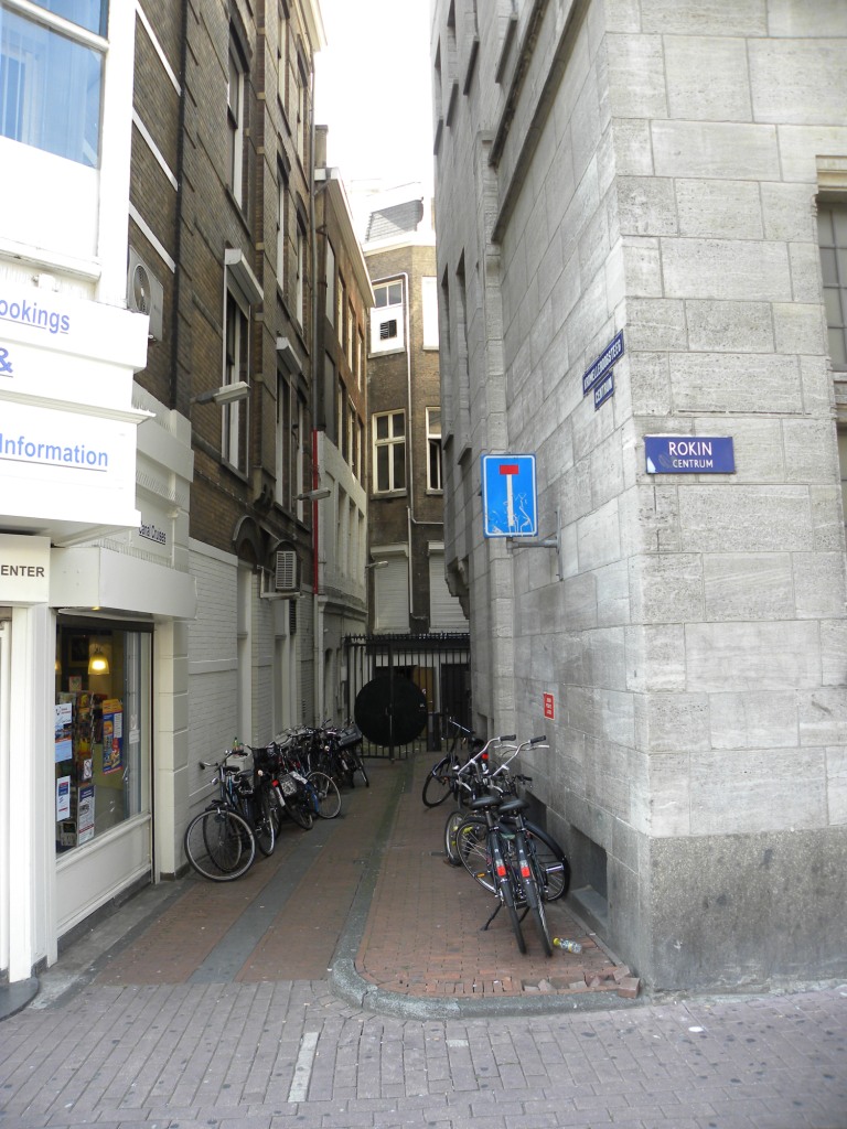 Nederland ten top: overduidelijk doodlopende straat met verkeersbord dat dit aangeeft
